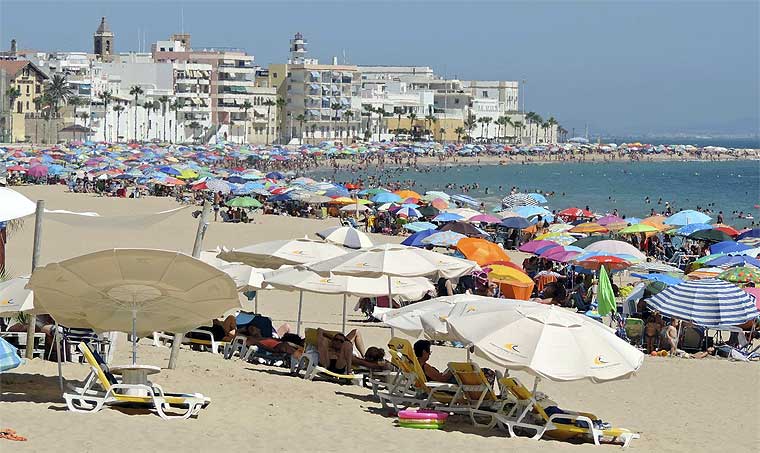 Panorámica de la Playa de la Costilla en pleno verano - (C) J.J. Corbal